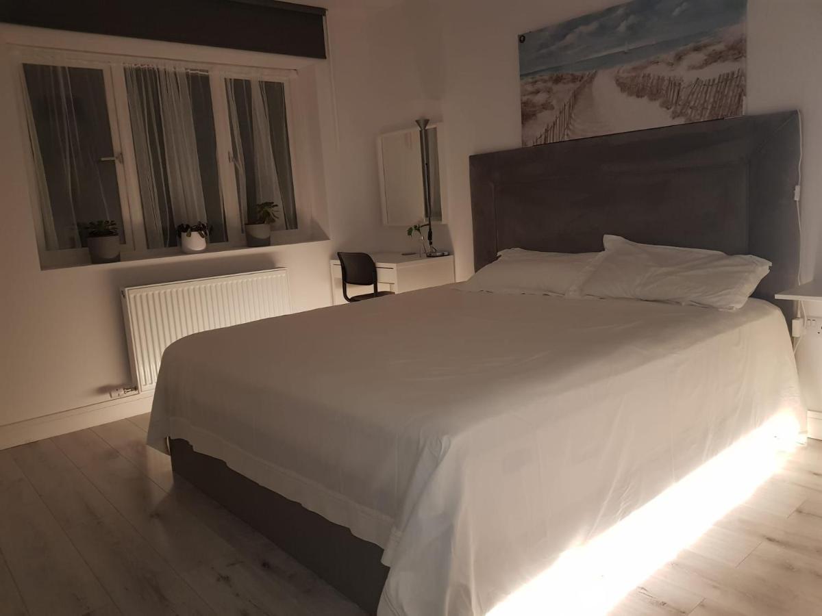 Barnoaks House - Private Room Ensuite Bathroom Homestay Дъблин Екстериор снимка